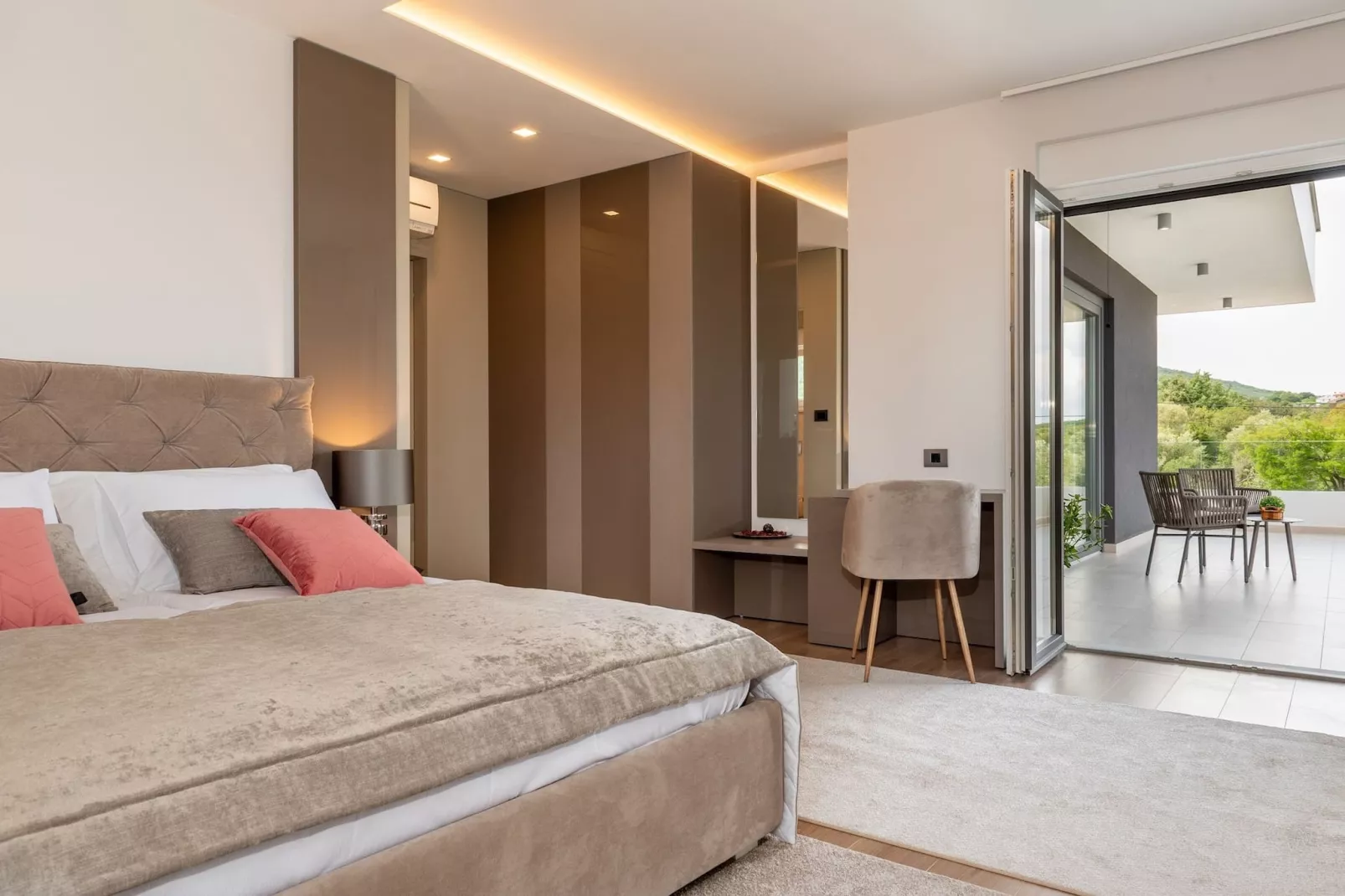 Luxurious Villa Laurea-Bedroom