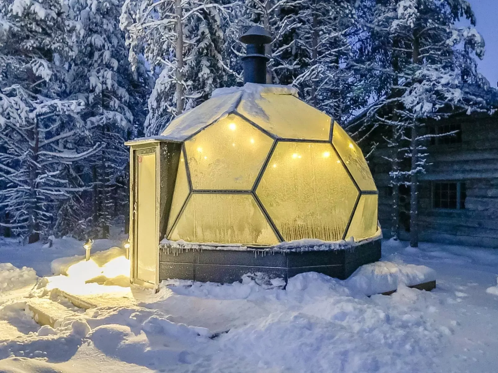 Samruam b aurora cabin-Outside