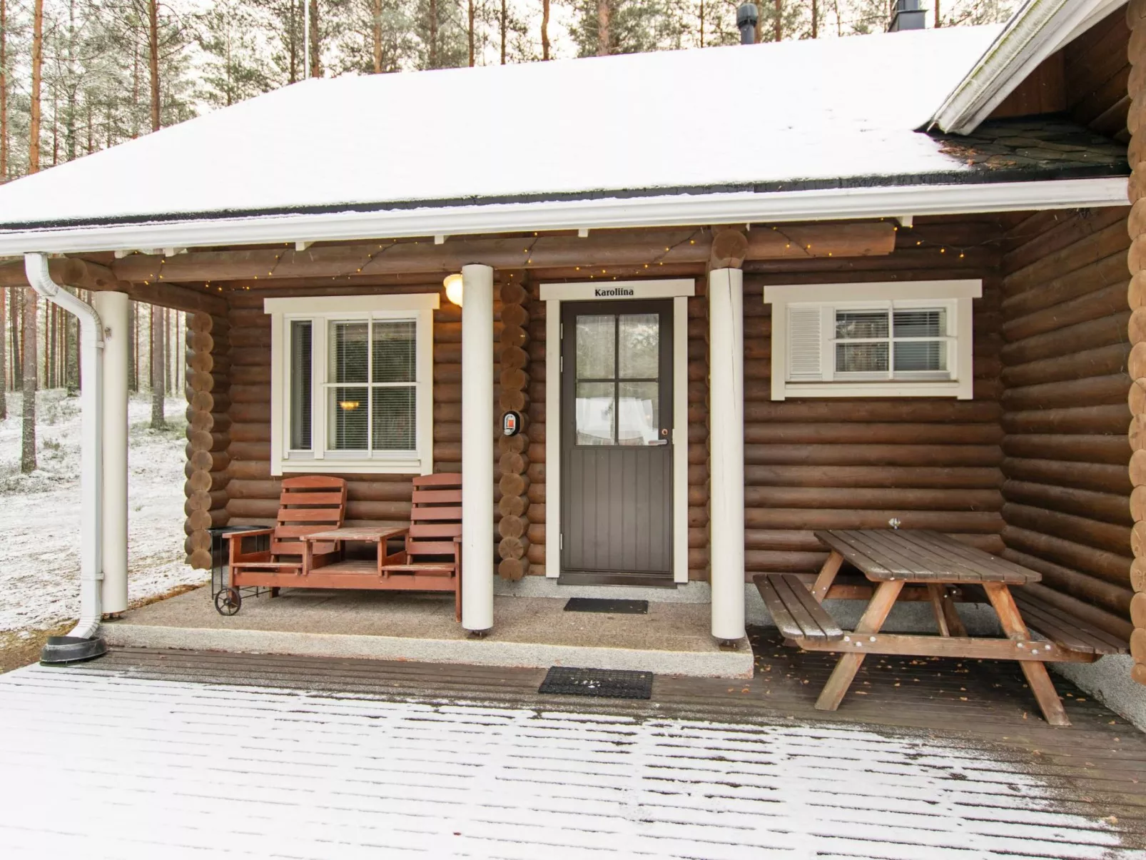 Kilpolan orvokki, pauliina ja karoliina-Outside