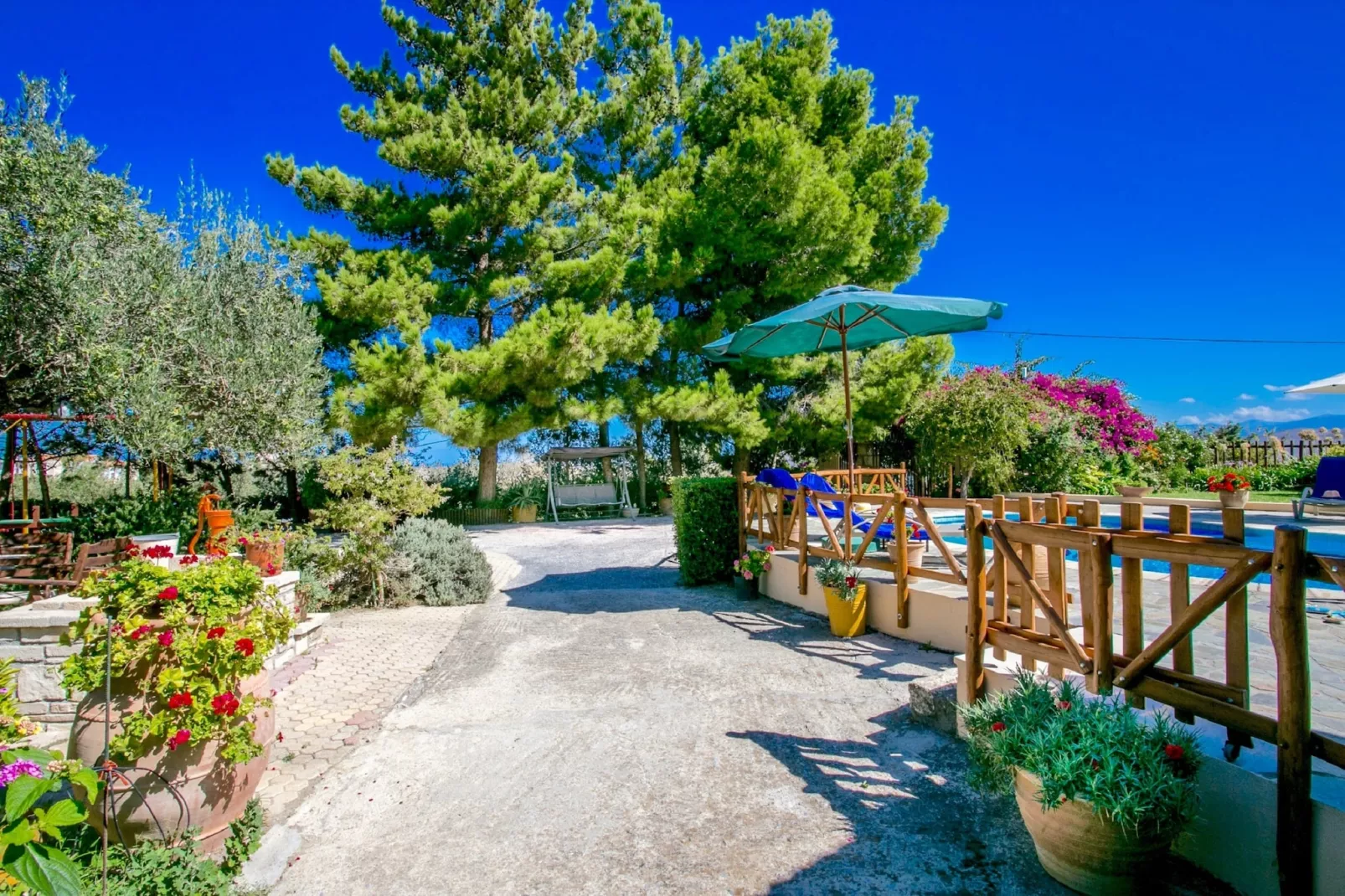 Villa Agapi-Gärten Sommer