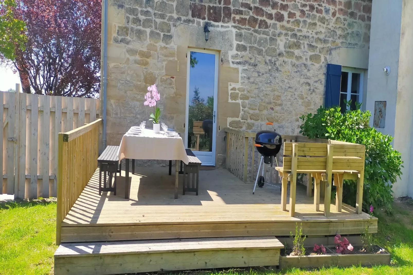 Maison de charme avec piscine à Coubejours-Terrace balcony