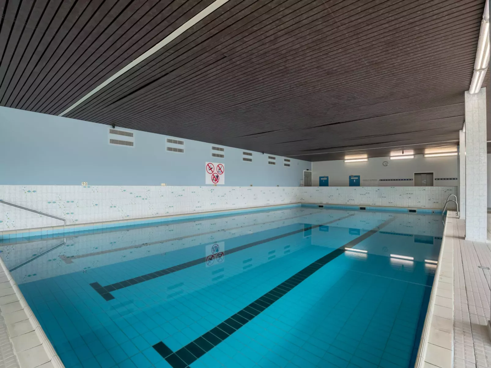 Cosy @ the beach studio with pool-Inside