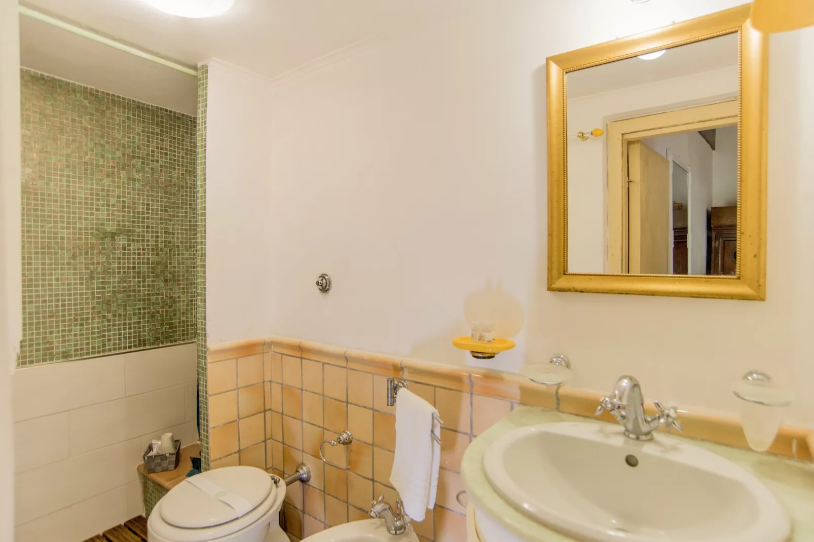 Trevi Fountain Apartment-Bathroom
