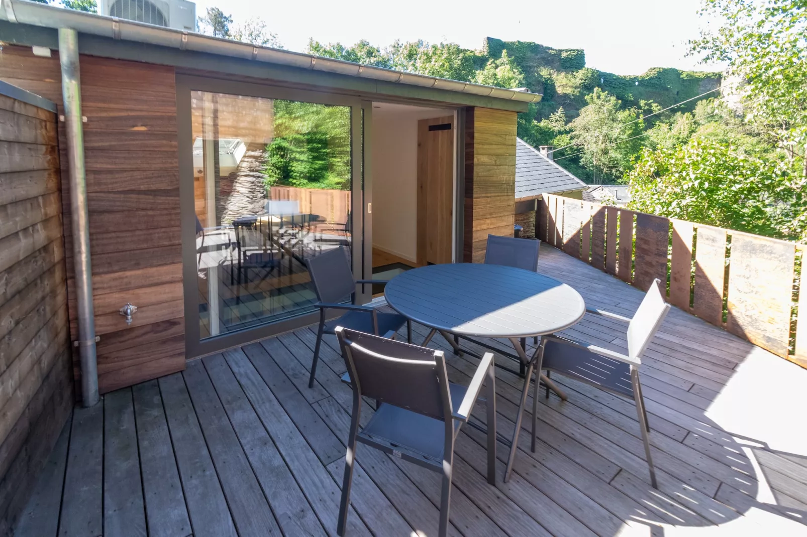 The Cave-Balcon-terrasse