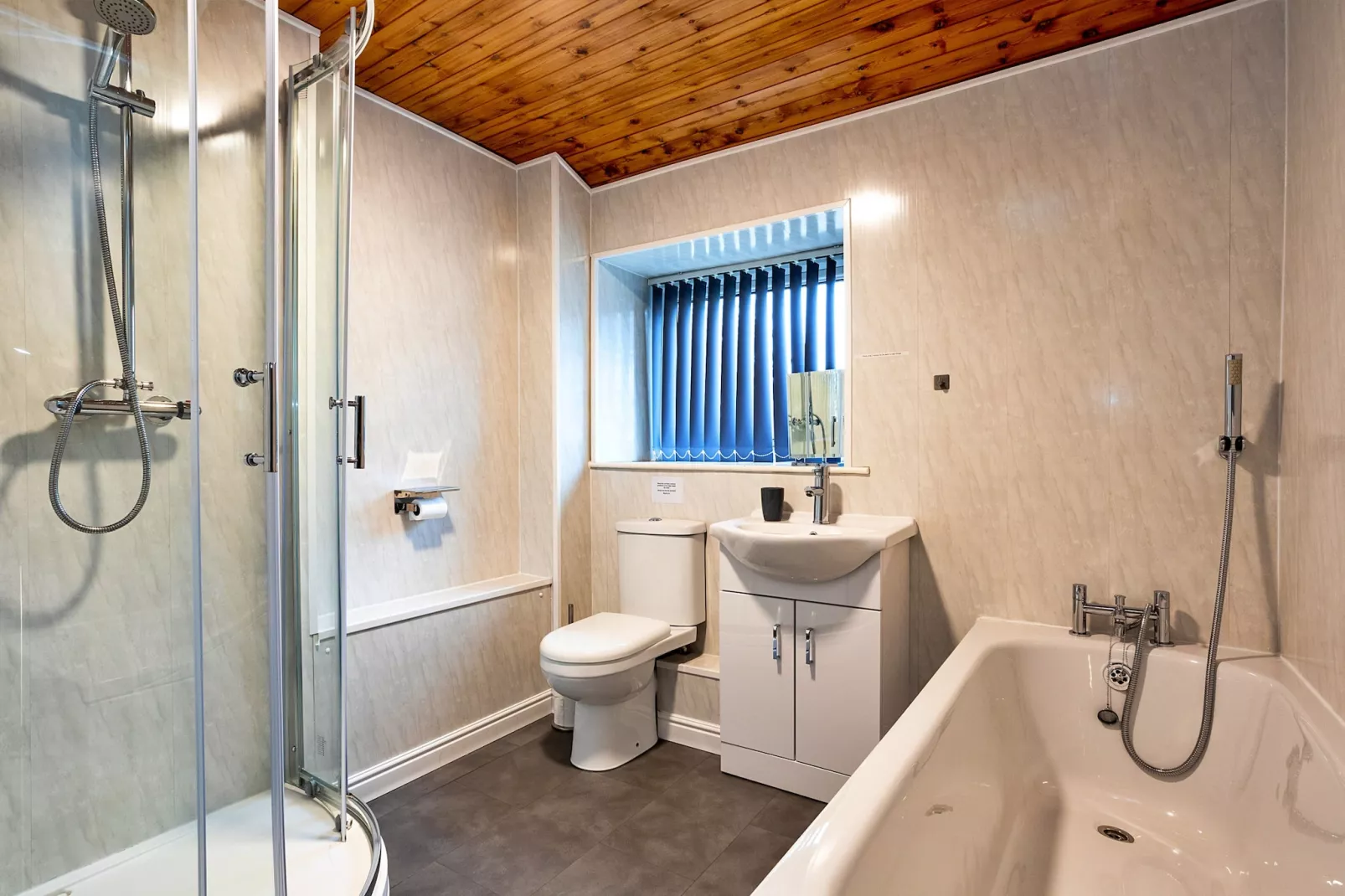 Woodstock Lodge-Bathroom