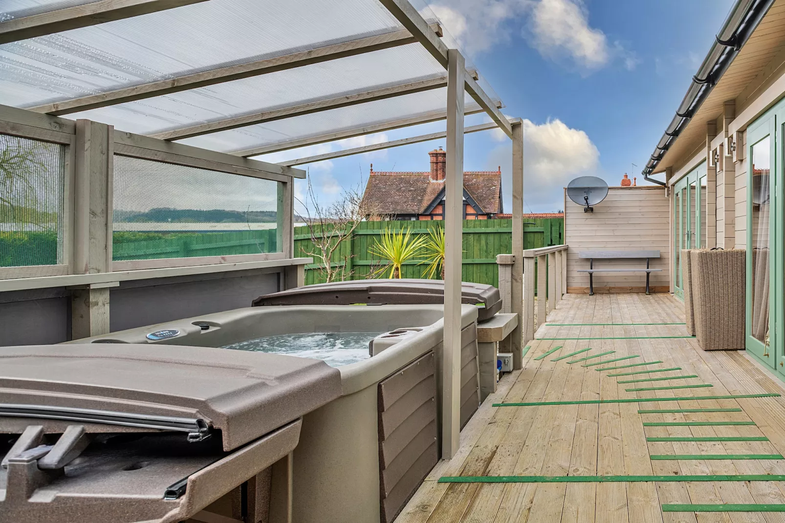 Garden Lodge-Outdoor