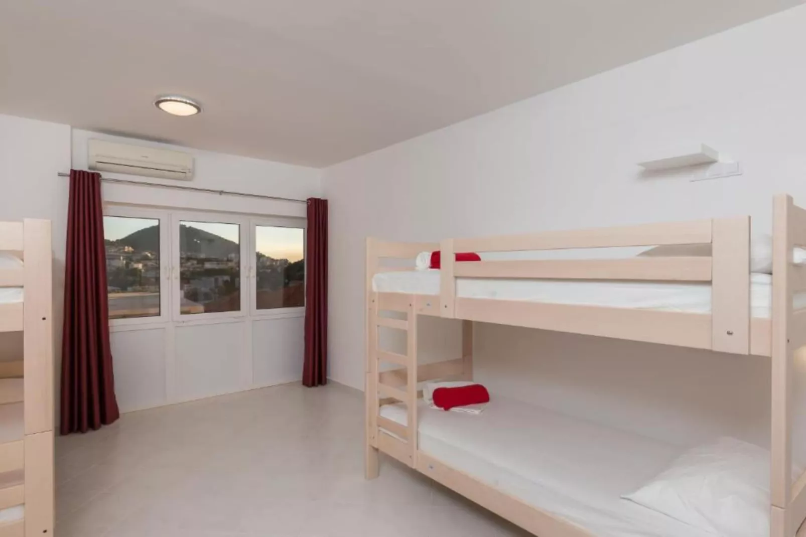 Hostel Free Bird - Bed in Five Bed Mixed Dormitory Room 4  (F)-Chambre