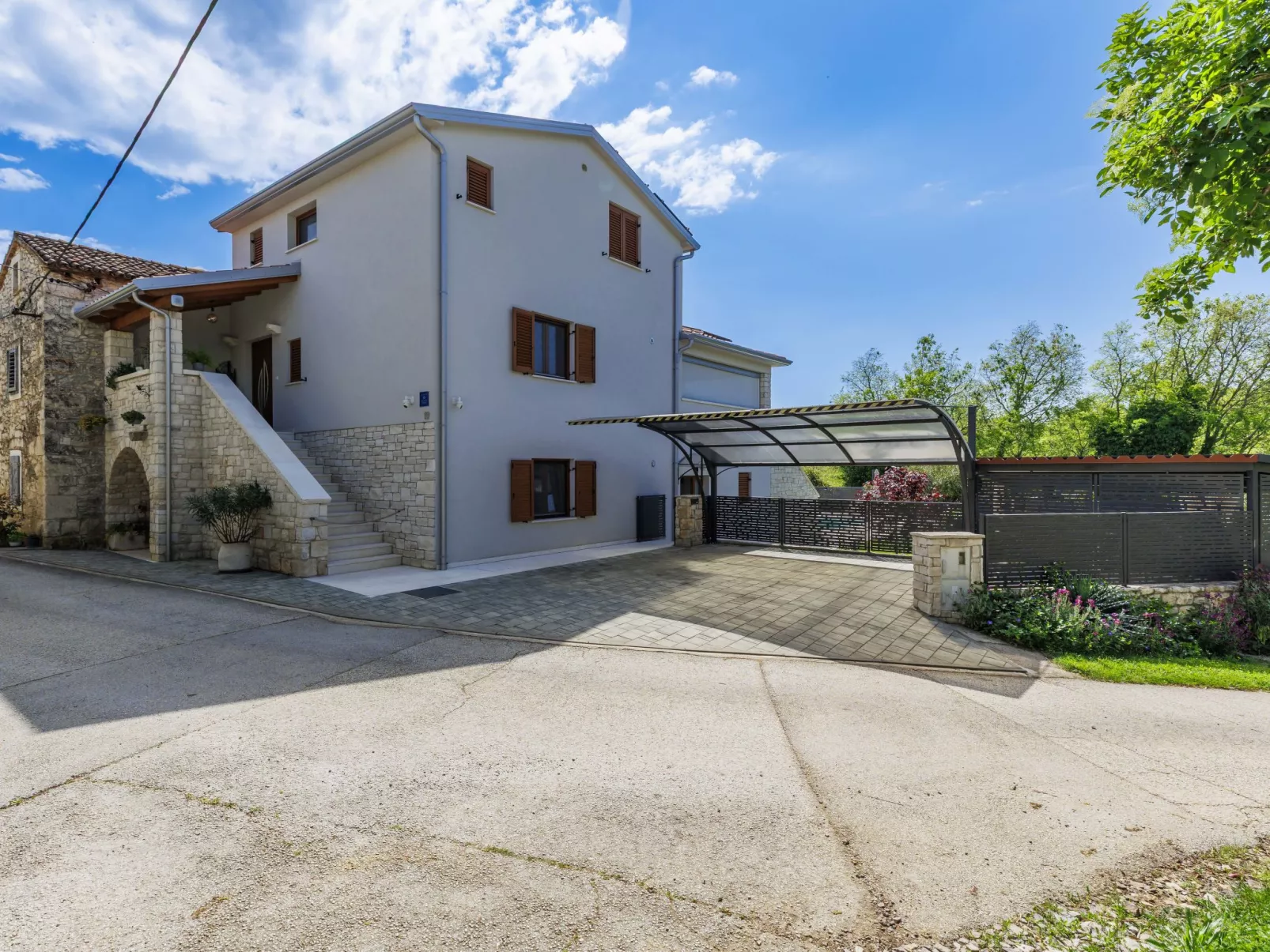 Villa Lora-Draußen