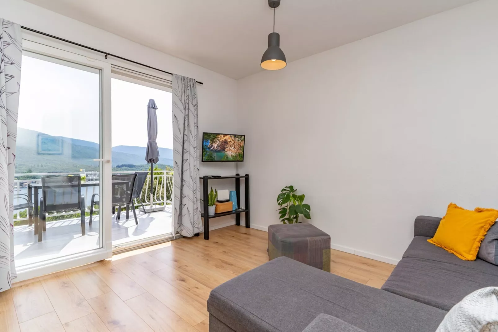 Apartment Konak - Two Bedroom Apartment with Terrace and Sea View-Indoor