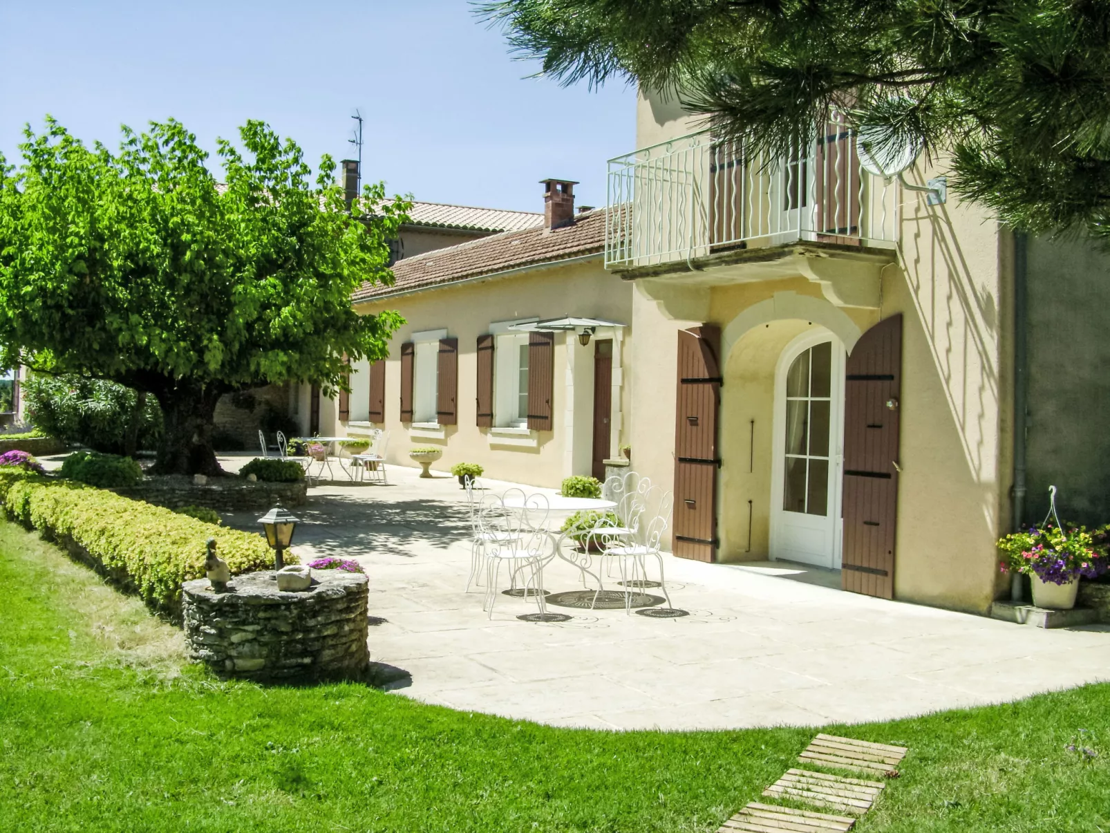 Le Gîte de Saint Sauveur-Draußen