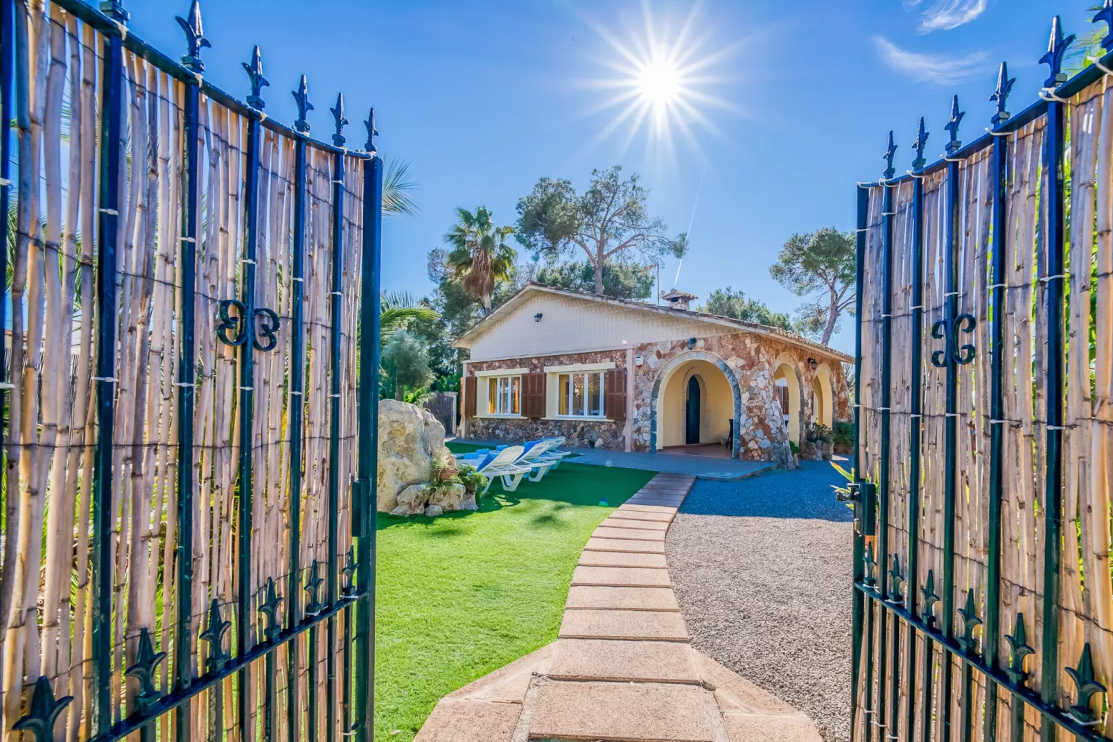 Villa Jardi-Gärten Sommer