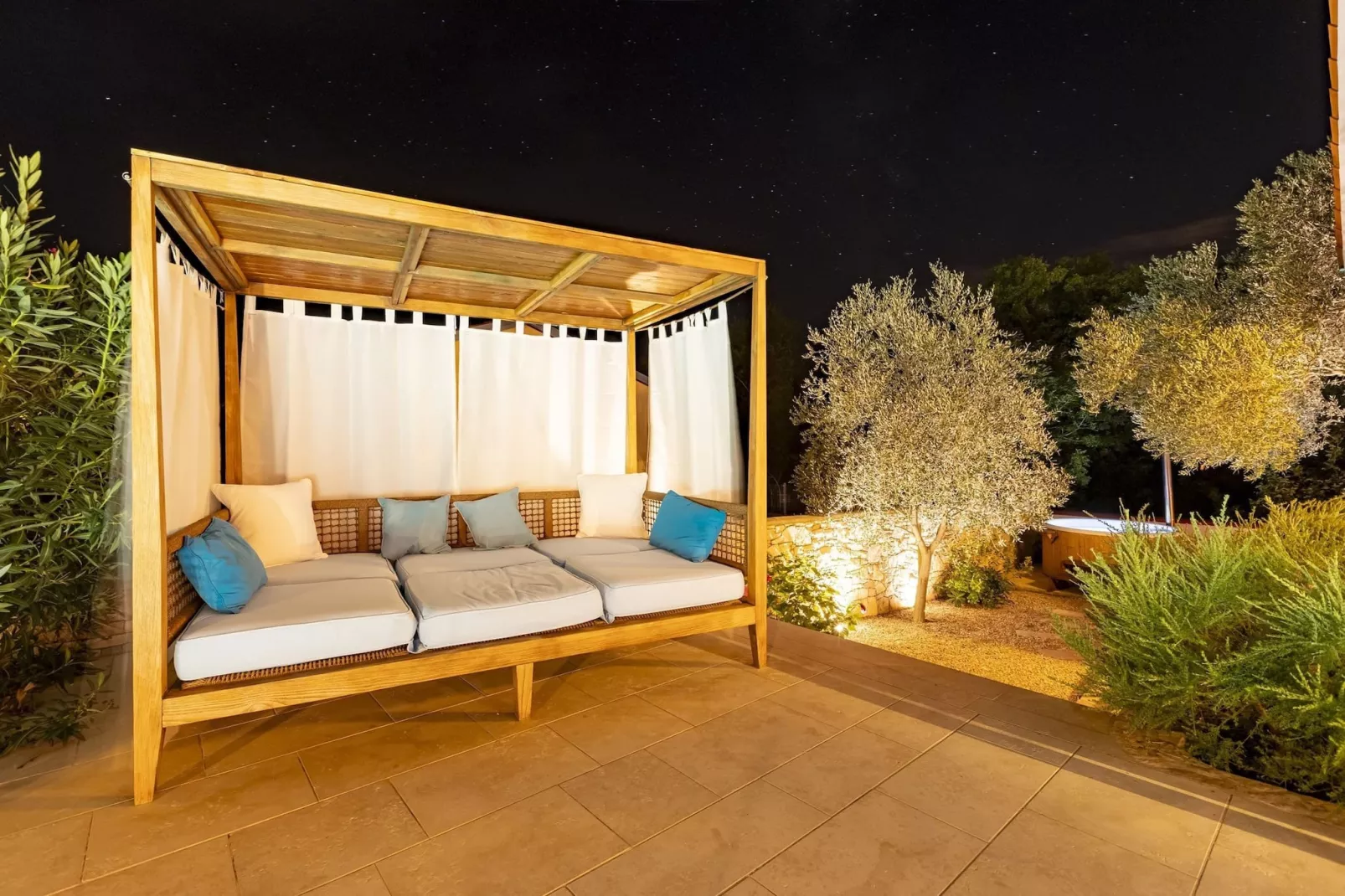 Red House Trget - Your Private Wellness-Gärten Sommer