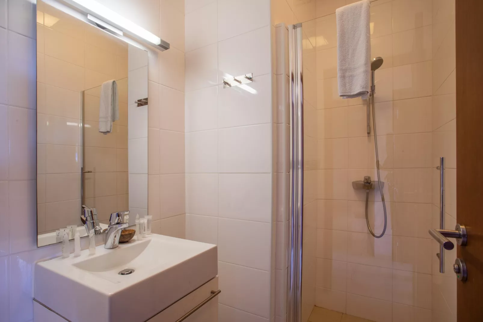 Spanish Water Apartment-Bathroom