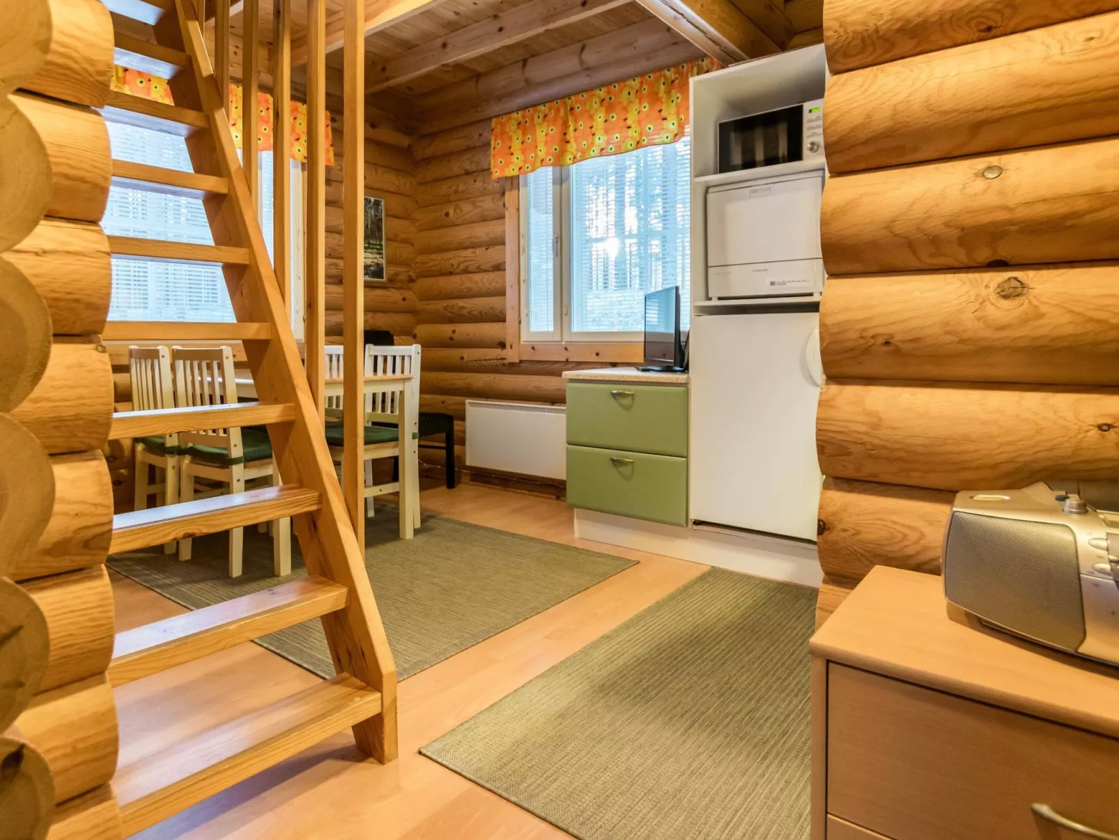 Kilpolan orvokki, pauliina ja karoliina-Inside