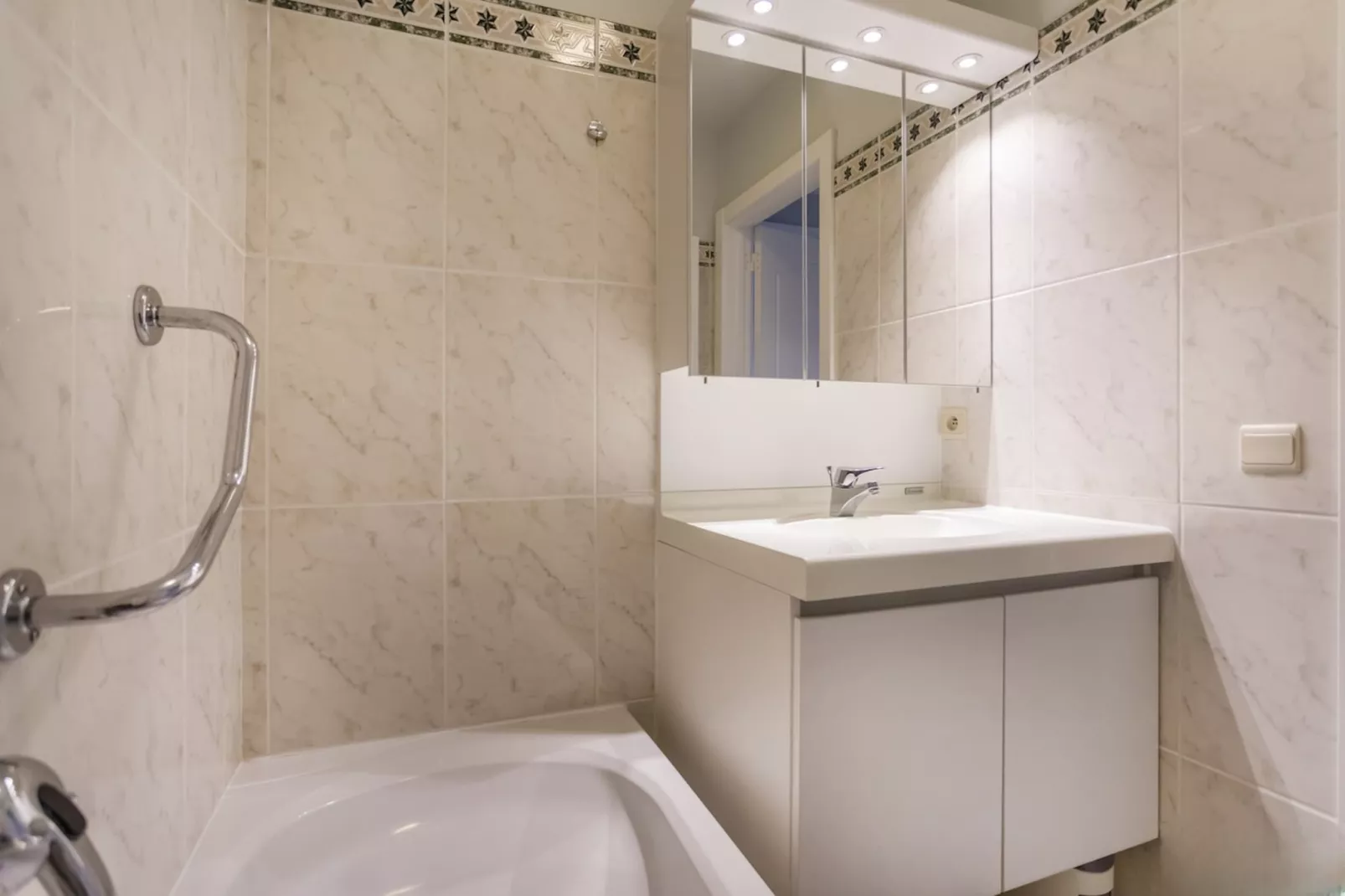 Royal 0303 + garage 19-Badezimmer