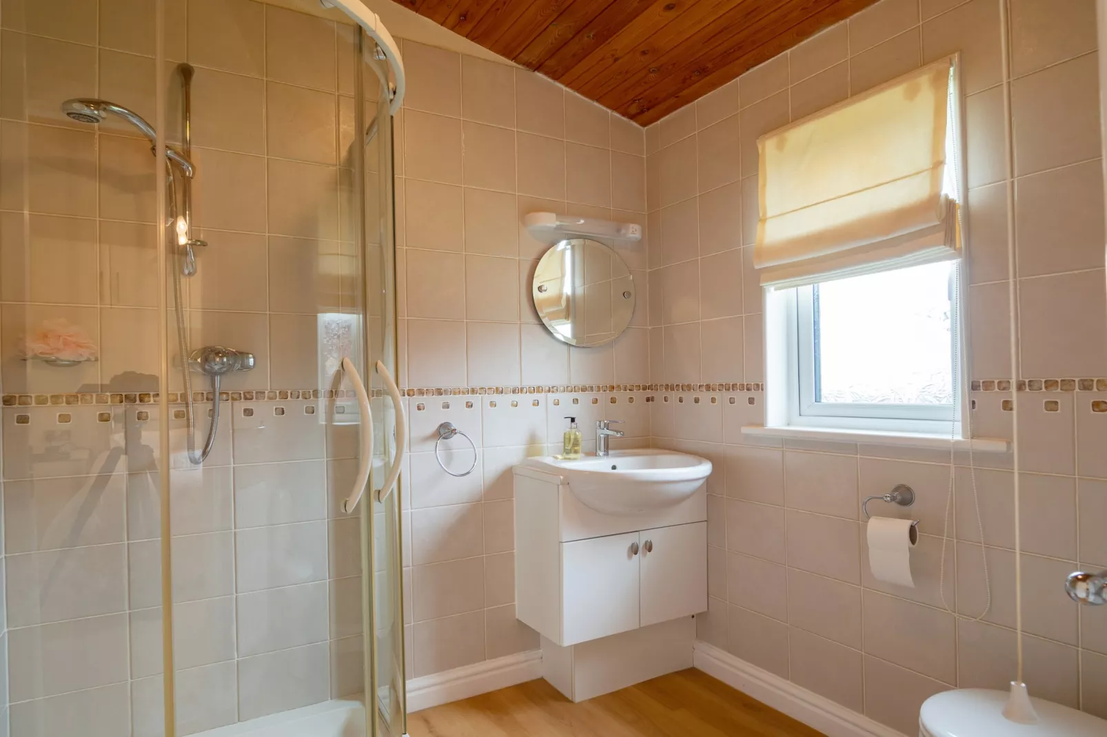 Whitsand Bay Lodge-Bathroom