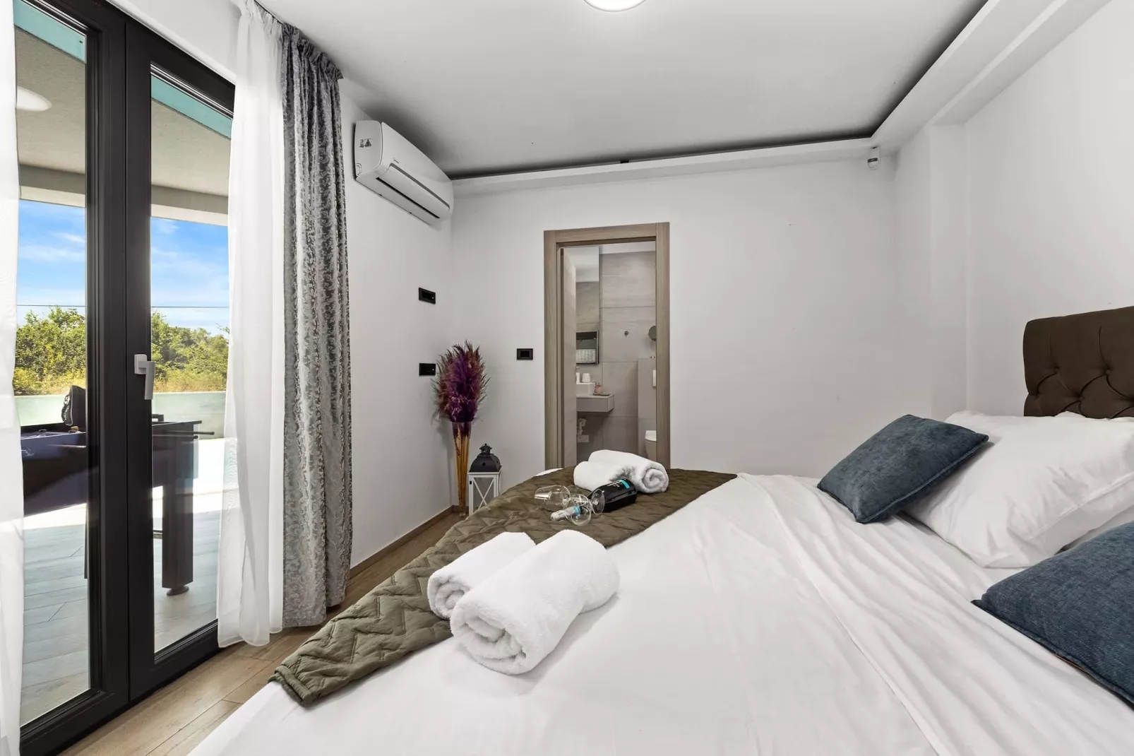 Villa Speranza with Private Illuminated Pool-Bedroom