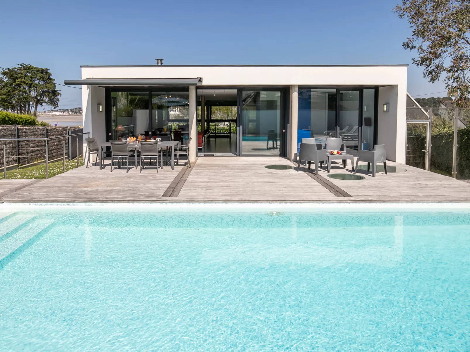Villa de la Baie-Outside