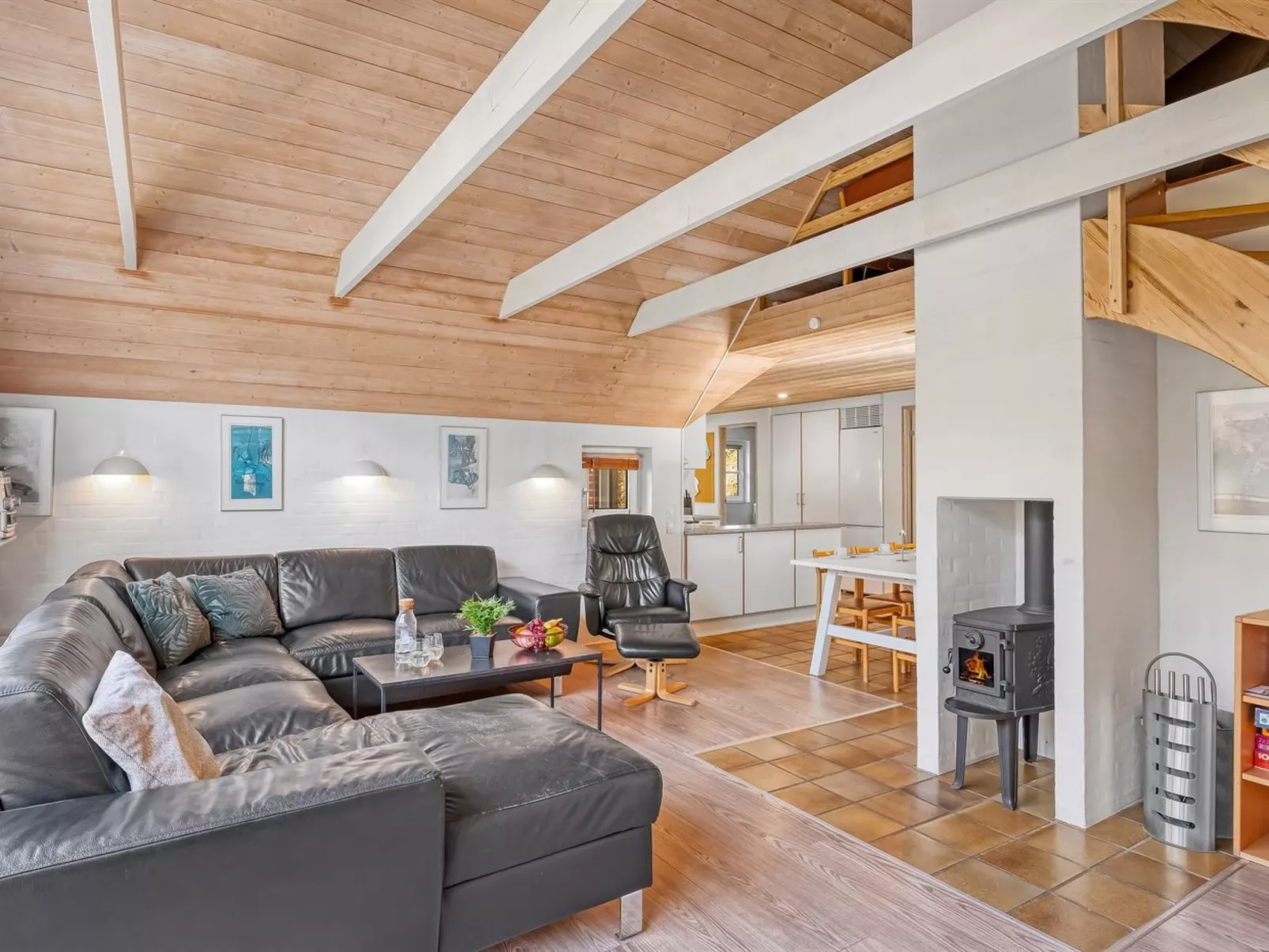 "Dorris" - 4.3km from the sea-Inside