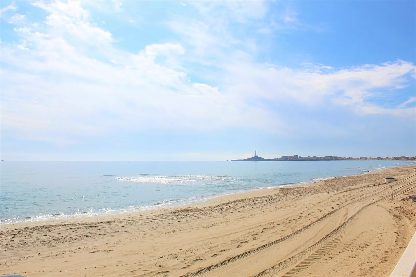 Apartamento con piscina frente al mar en La Manga del Mar Menor-Zones d'été à 1 km