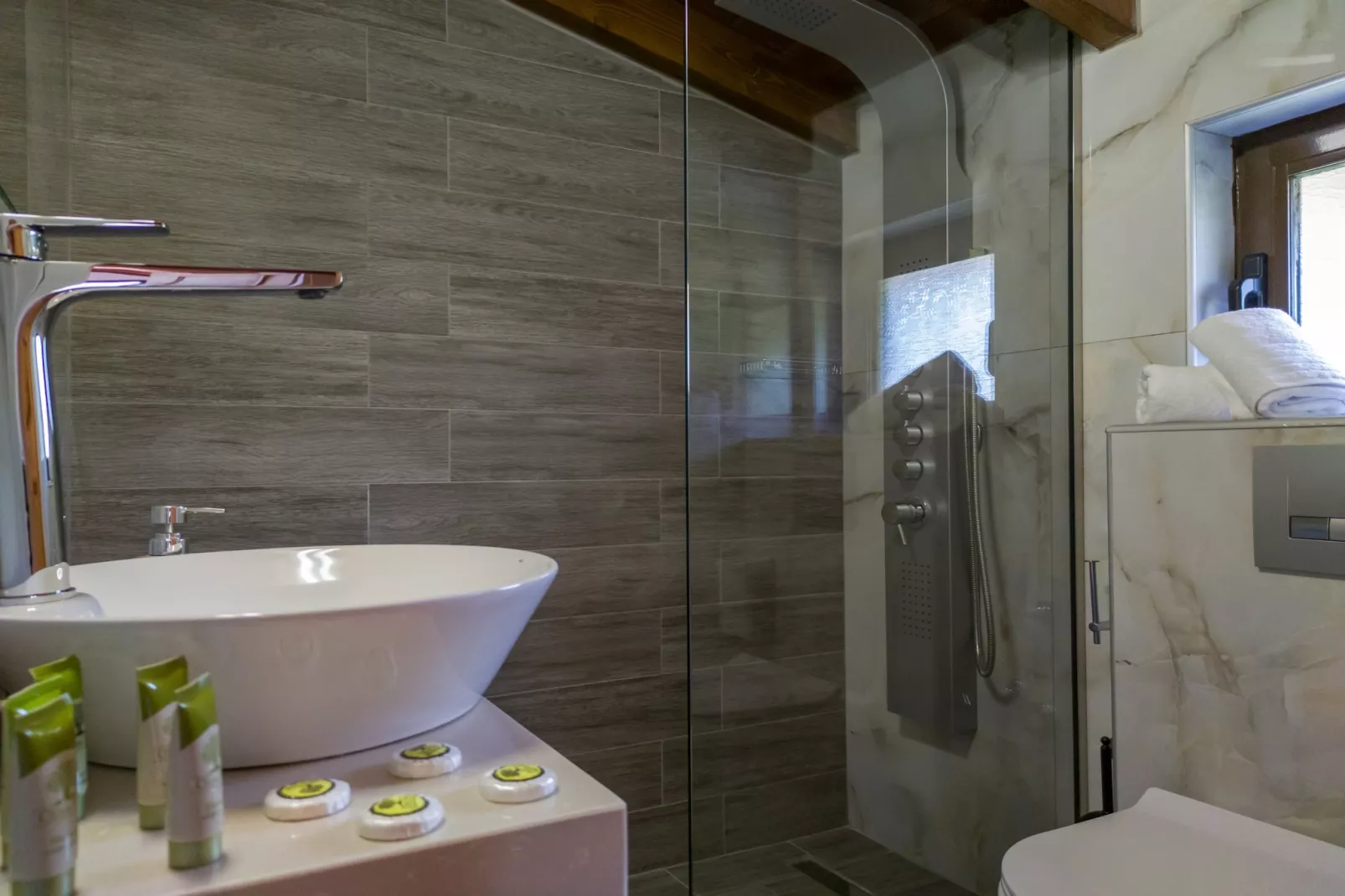 Kipo Paradiso 6 Spa Yoga & Gym resort-Bathroom