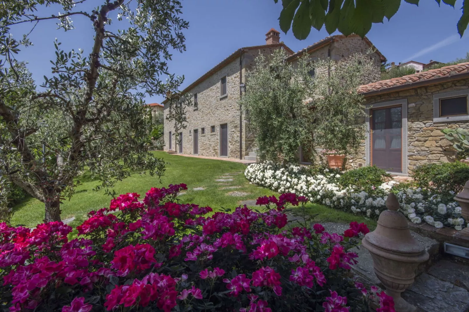 Villa il Sasso-Gardens summer