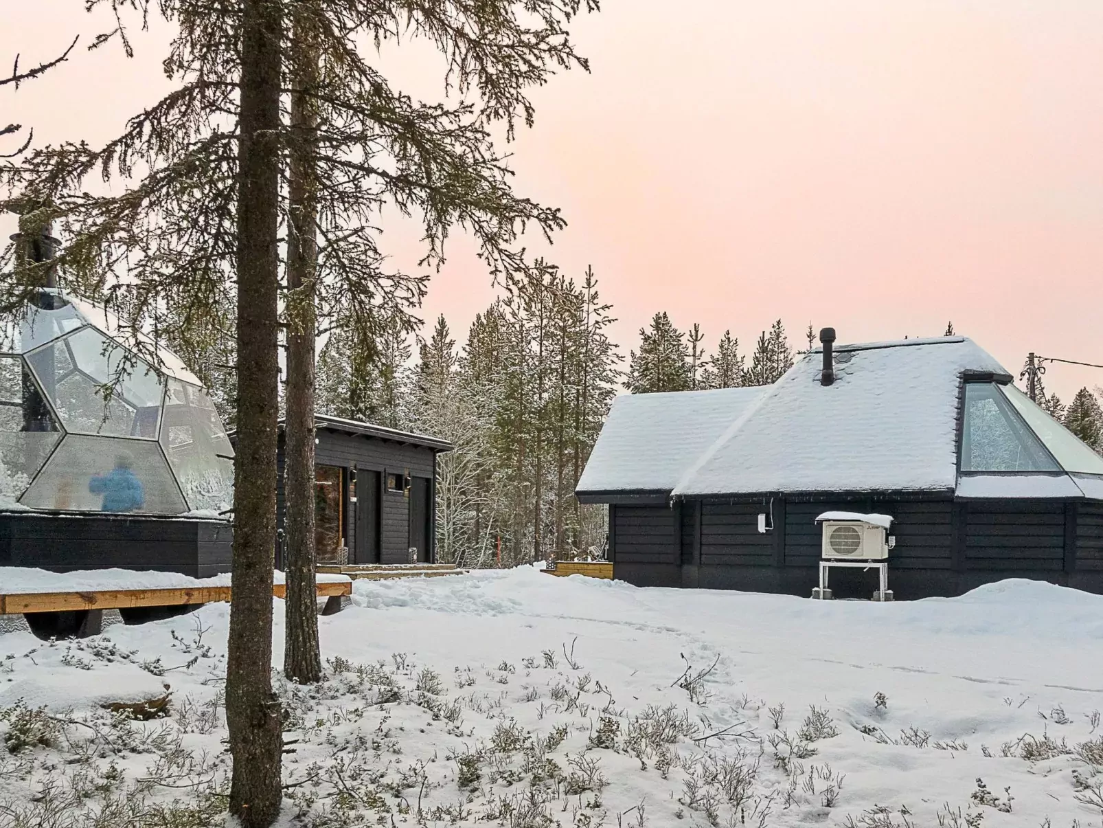 Samruam b aurora cabin-Outside