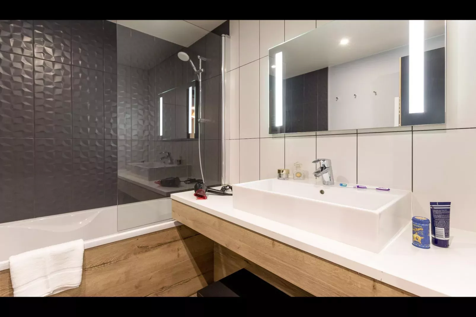 SYBELLES_8PM-Bathroom
