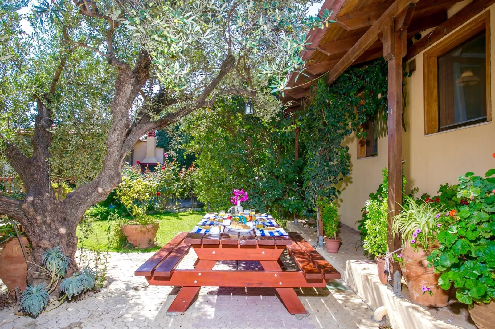 Villa Agapi-Gärten Sommer