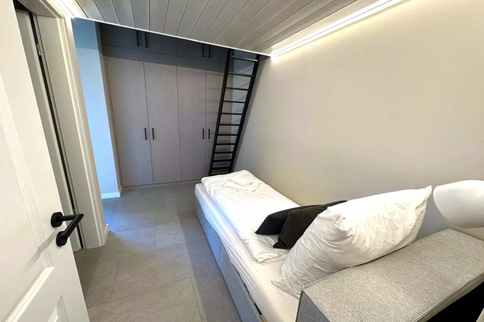 Mountain Retreat B-Bedroom