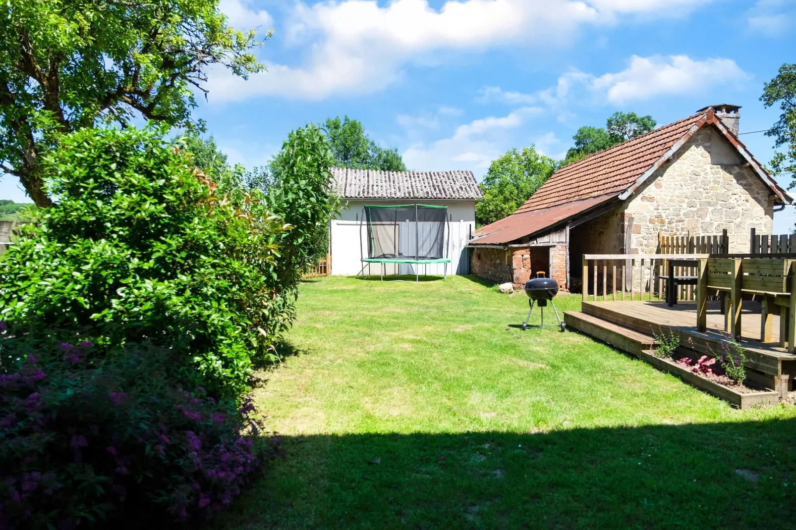 Maison de charme avec piscine à Coubejours-Gardens summer