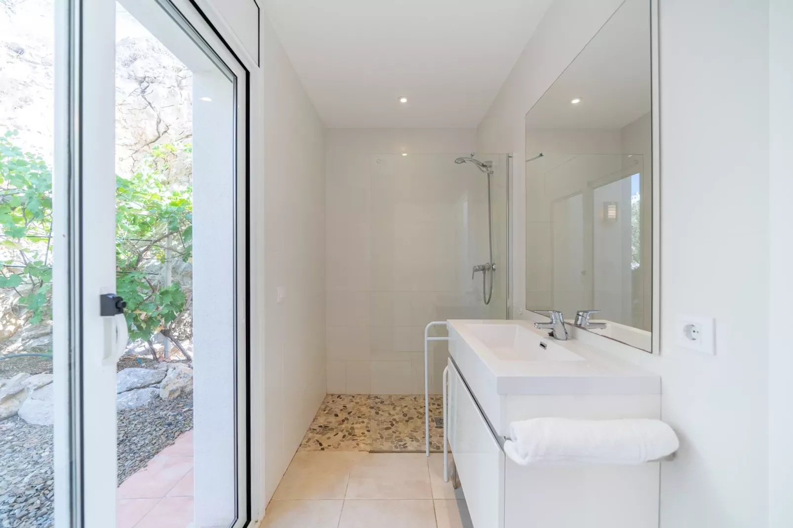 Isabelle-Bathroom