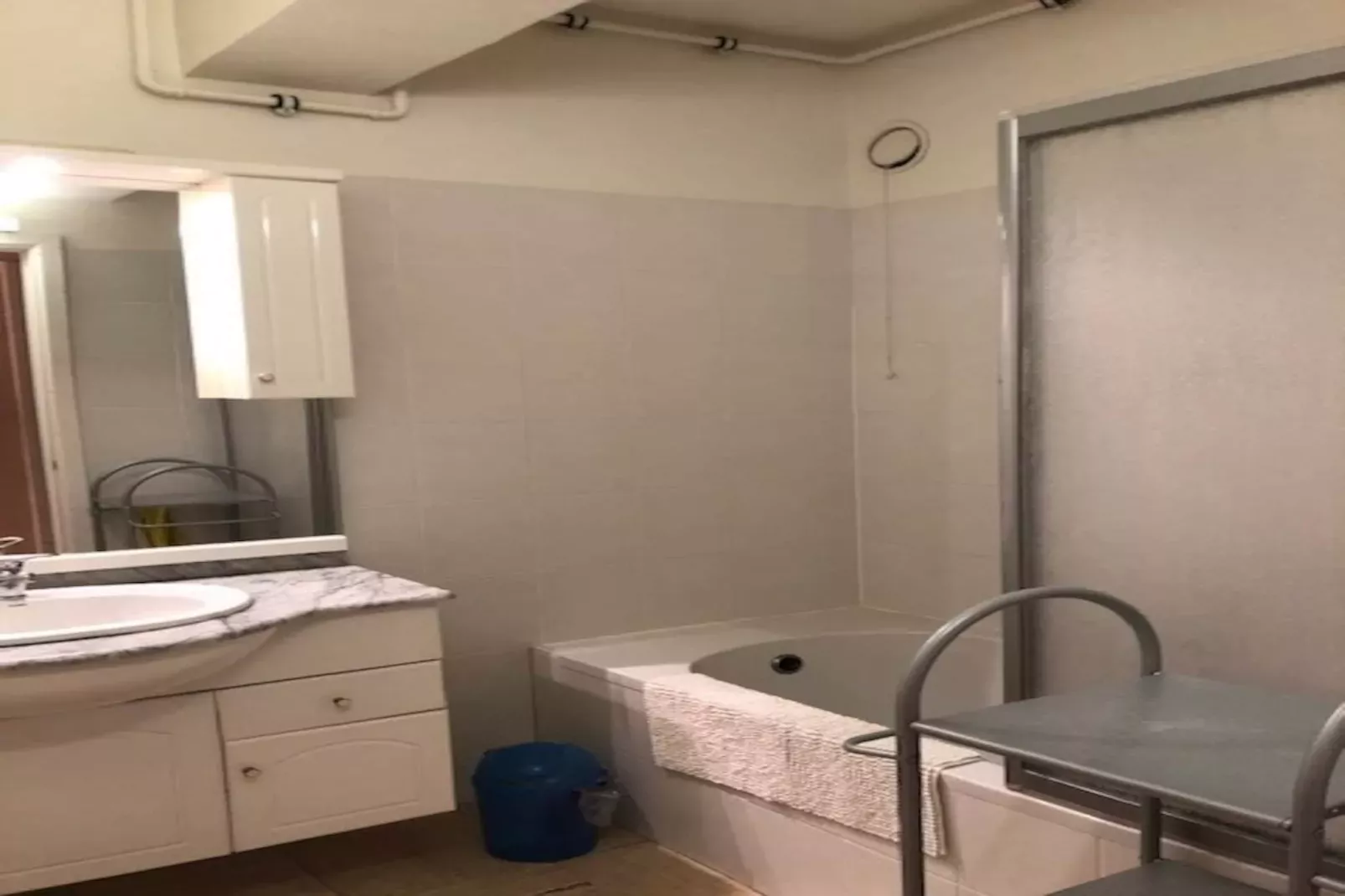 Kennedy C2-Bathroom