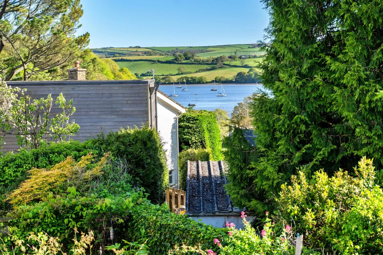 Dart Retreat-Gardens summer