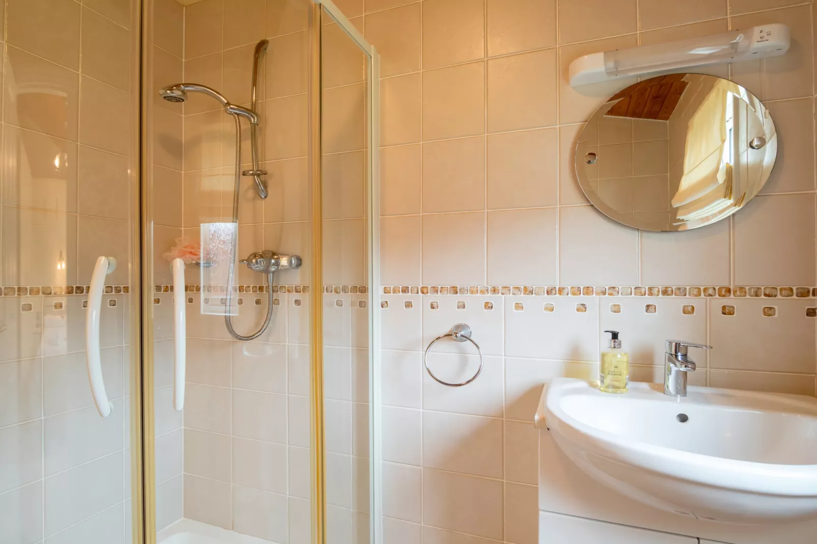 Whitsand Bay Lodge-Bathroom