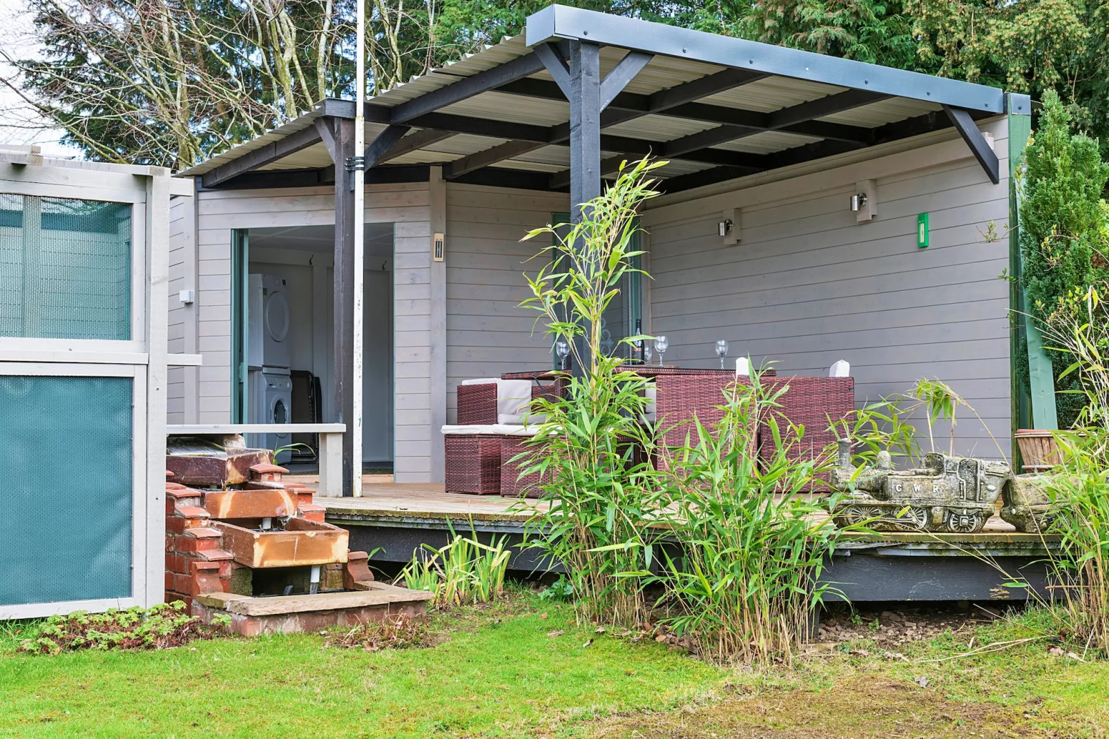 Garden Lodge-Outdoor
