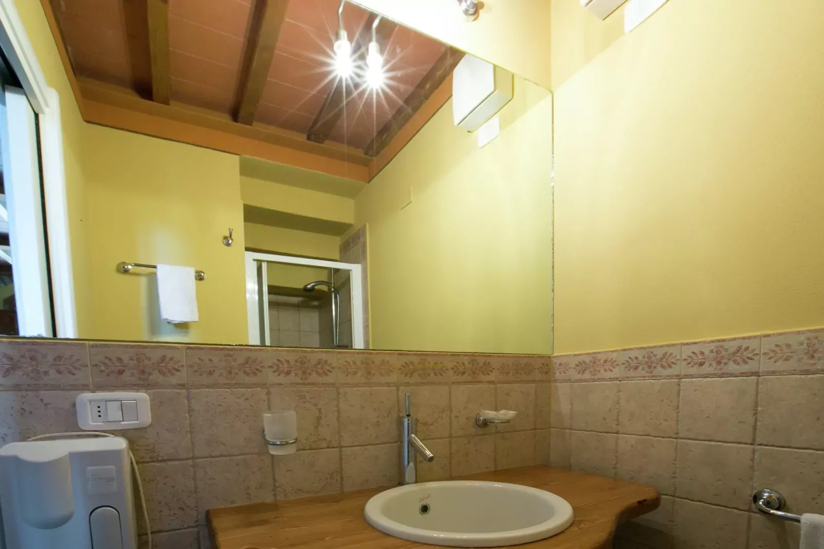 Laurento-Bathroom