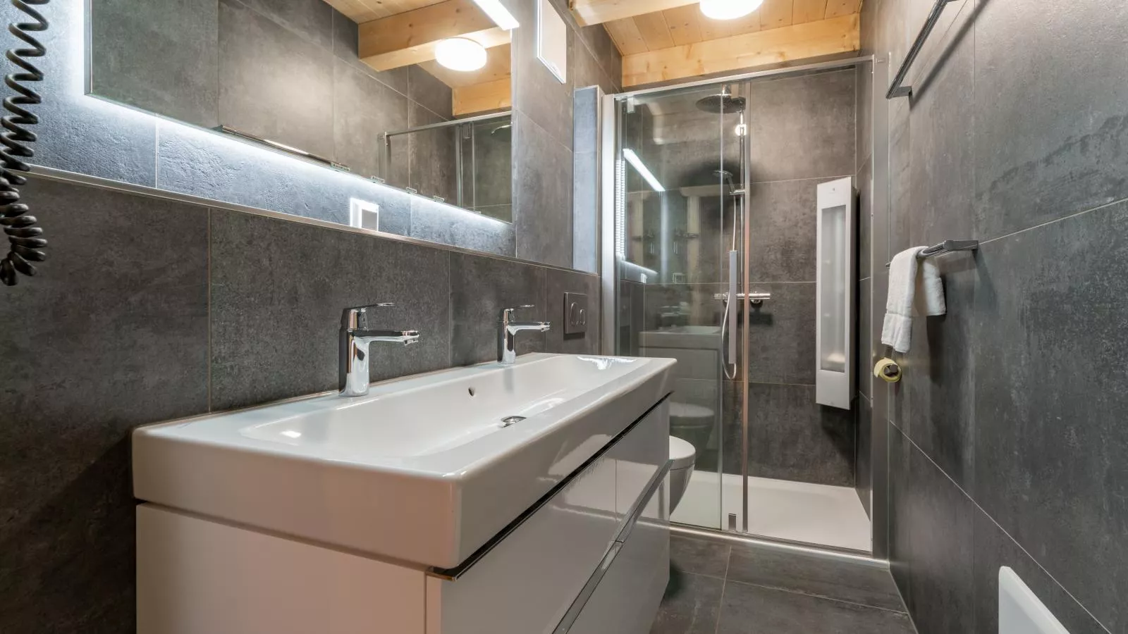 Alpina Lodge-Bathroom