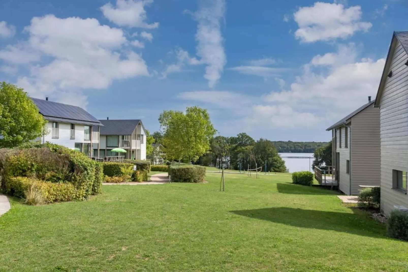 8 persons - 4 rooms 130m²-Areas summer 1km