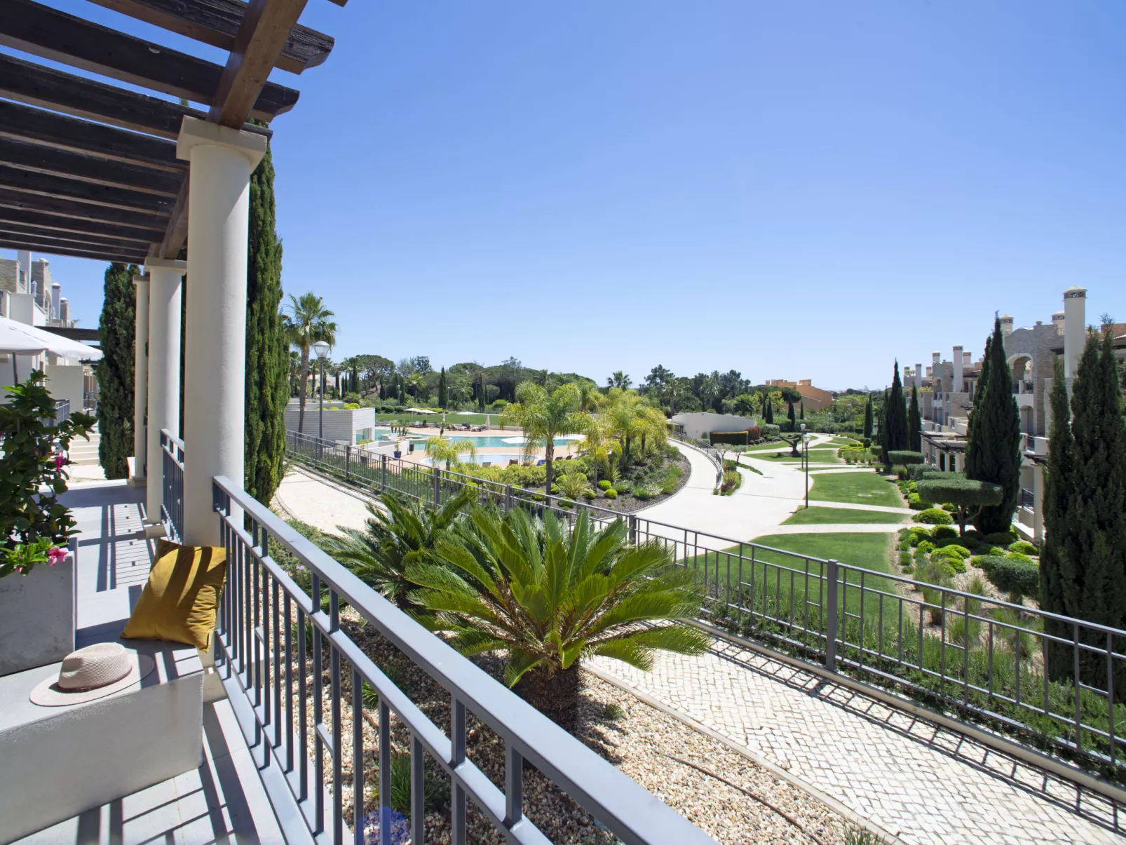 Pine Hills Ambar