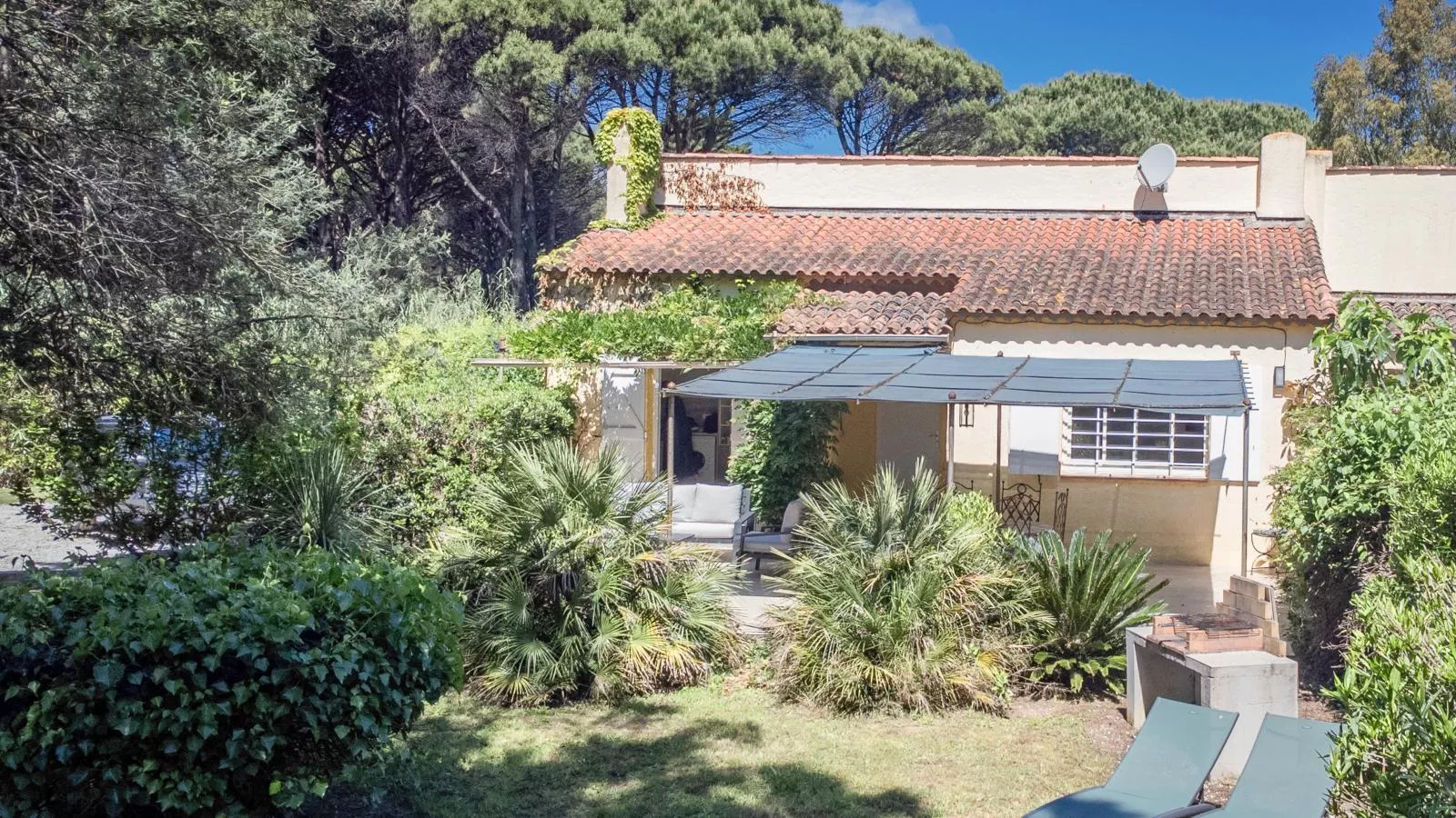 Les Romarins-Exterior summer