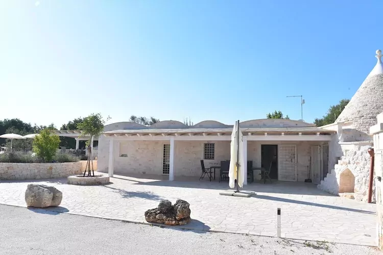 Villa Trulli dell'amore mit beheiztem Pool in Ostuni-Gardens summer
