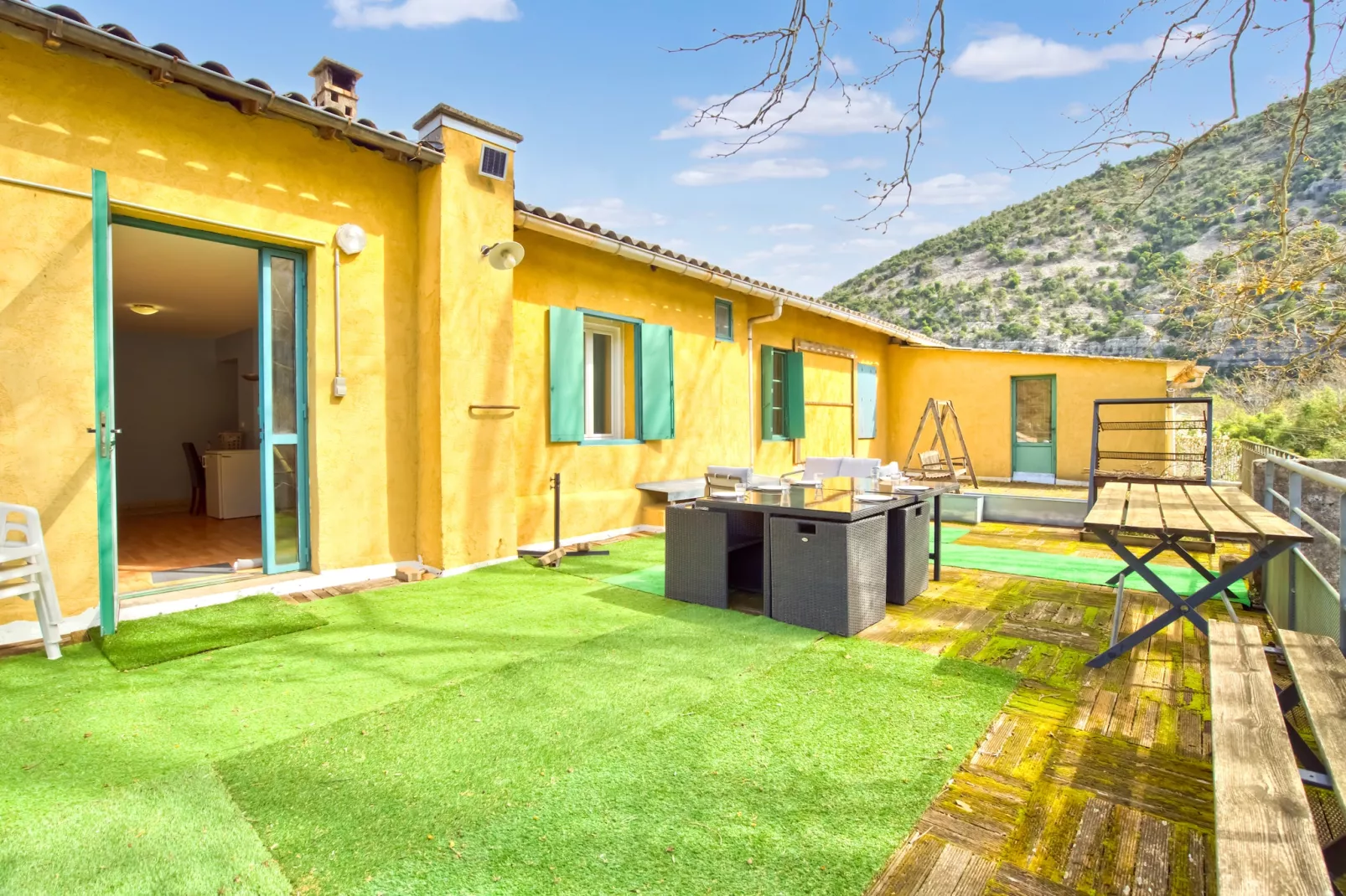Les Cousinades-Exterior summer