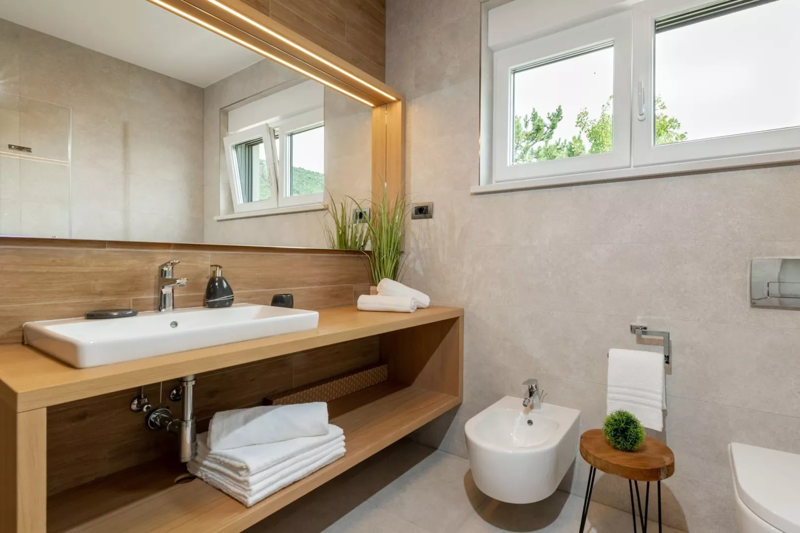 Luxurious Villa Laurea-Bathroom