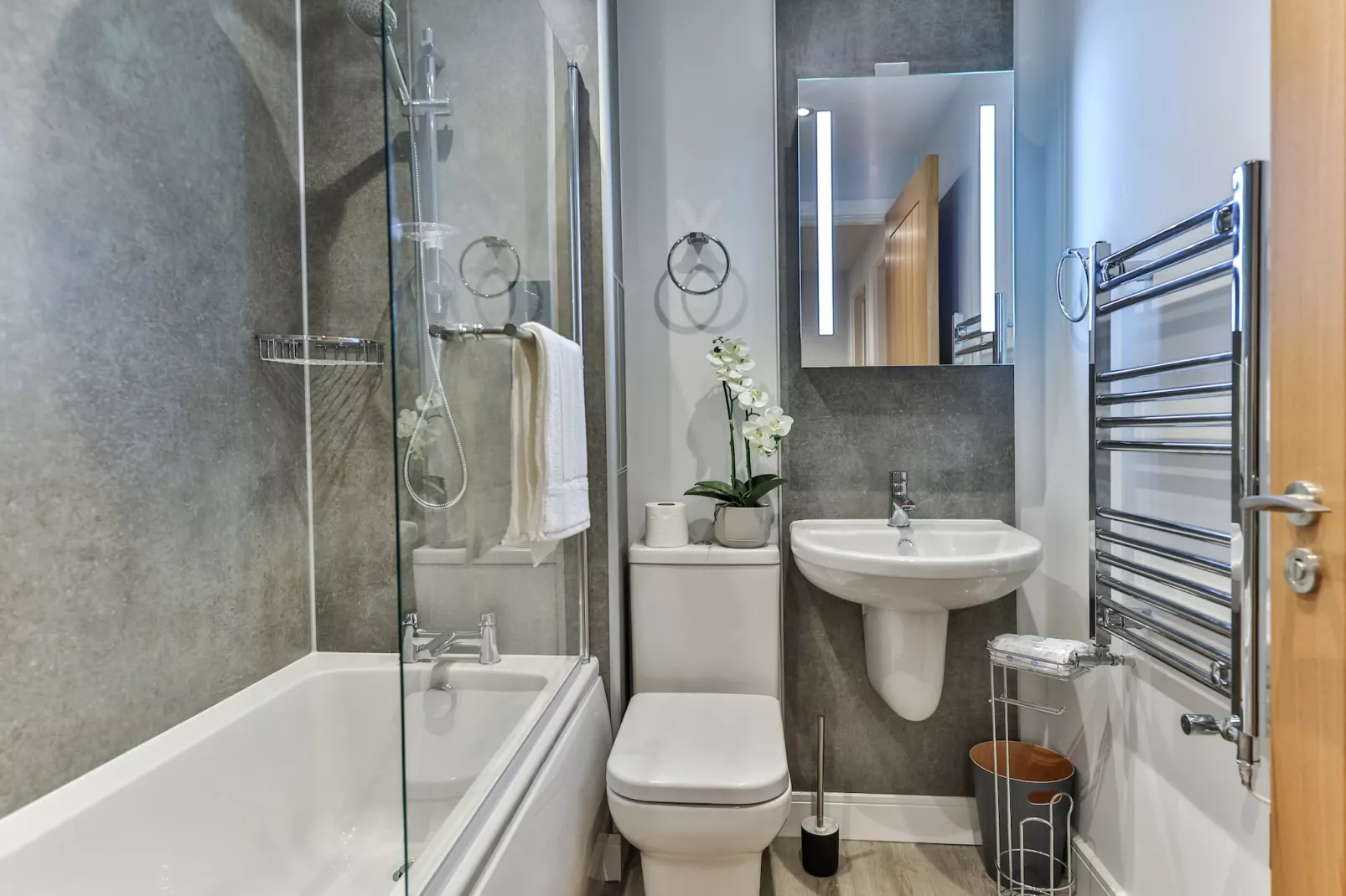 Belle House, Apt 2-Bathroom