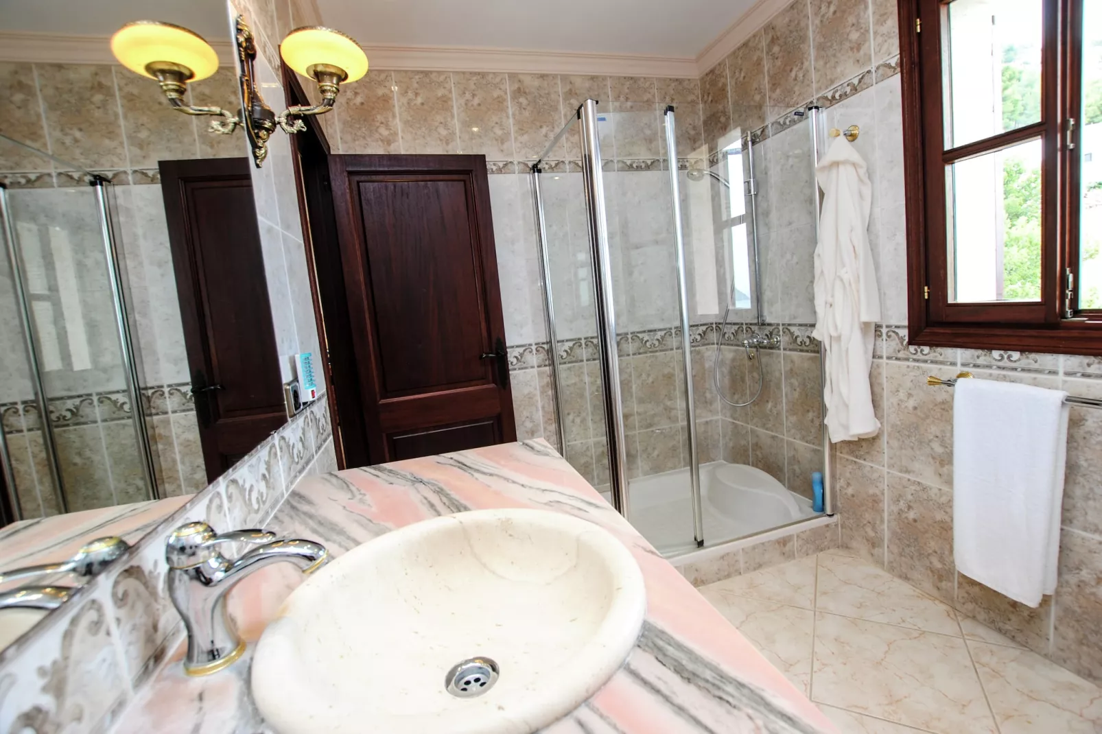 Wundeschönes & Nachhaltiges Casa Cap Vermell-Badezimmer
