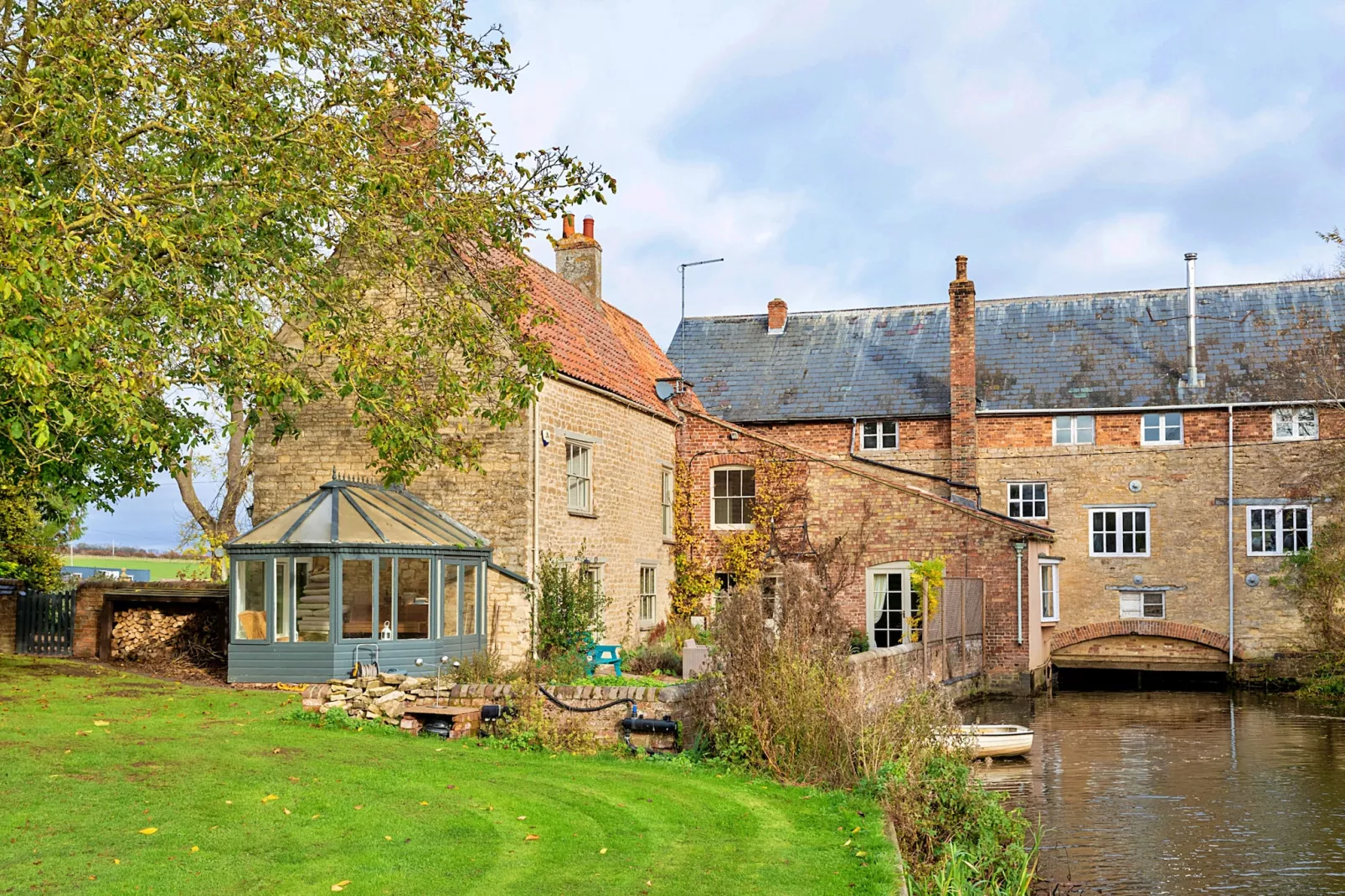 Islip Mill House - Beautiful Riverside Home-Outdoor