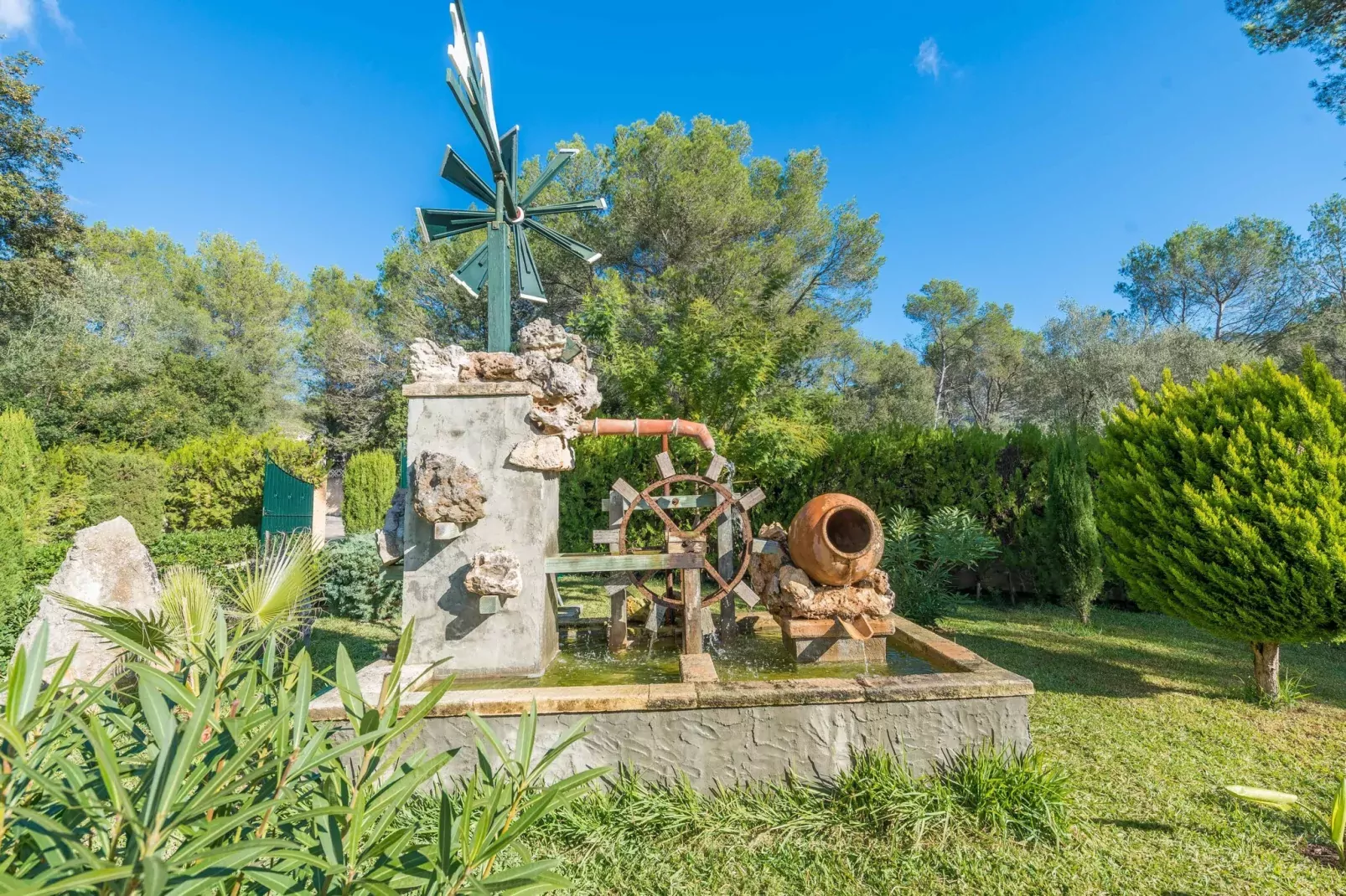 Els Pins - Garten Sommer