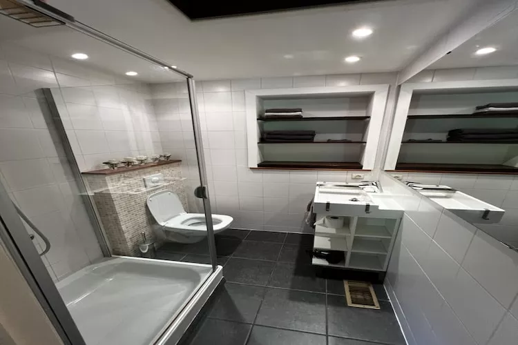 Schöne freistehende Villa mit Sauna in Érezée-Badezimmer