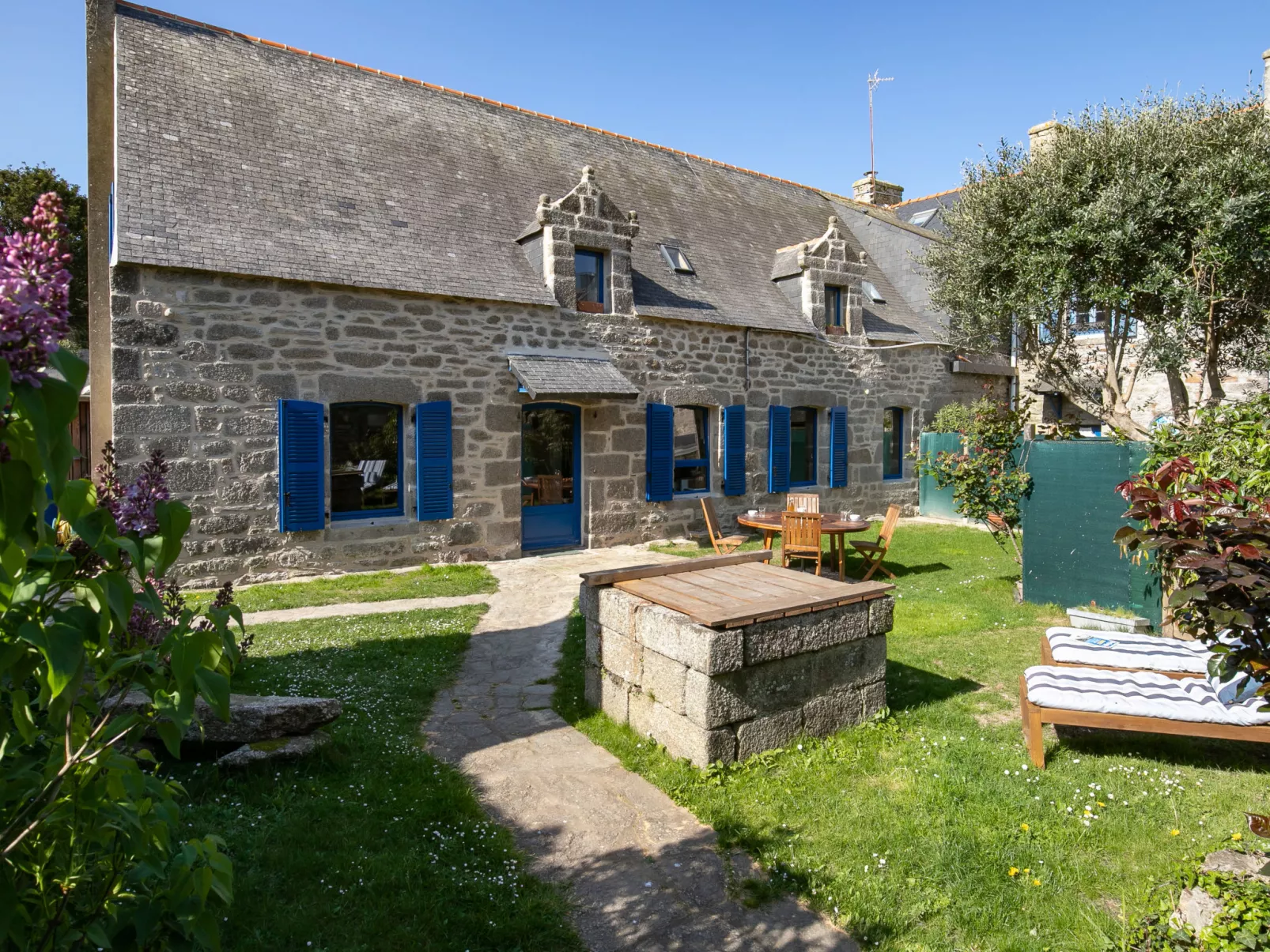 Maison Duquesne-Outside